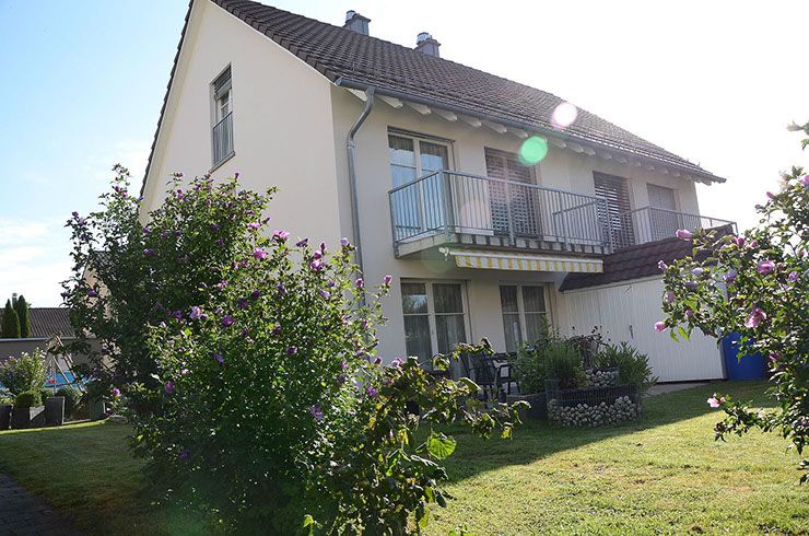 Einfamilienhaus mit Rasen
